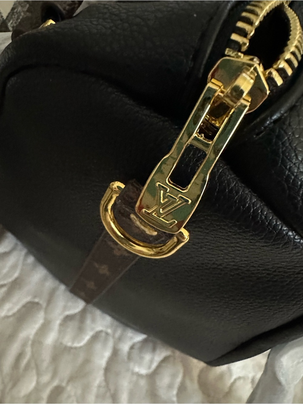 Black Leather Crossbody Bag - Black. Not authentic - Picture 2 of 12
